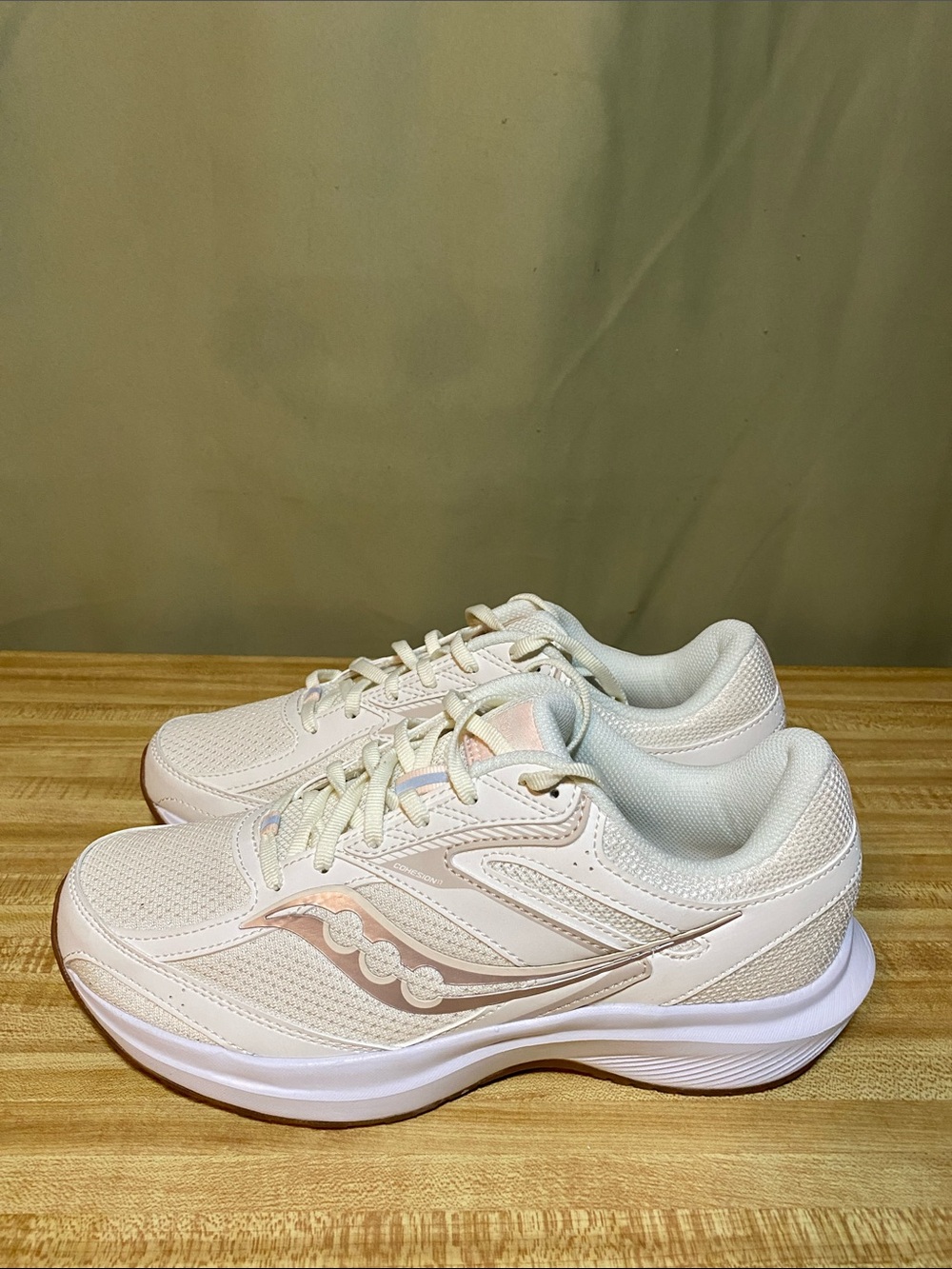 Saucony Women's Cohesion 17 Running shoes Pearl Cream Gum size 9W